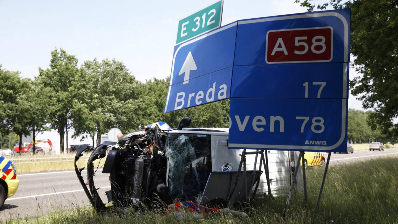 Het busje ramde een bord. (foto: Christian Traets/SQ Vision)