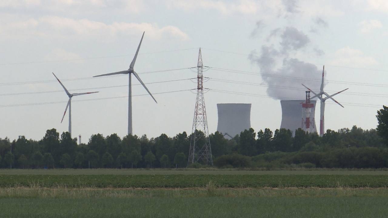 Kerncentrale Doel ligt vlak aan de grens bij Ossendrecht (Foto: Erik Peeters)