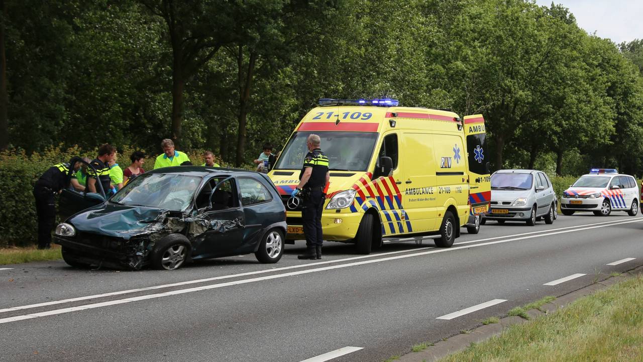 De vrachtwagen en auto kwamen uit tegengestelde richting. (Foto: AS Media)