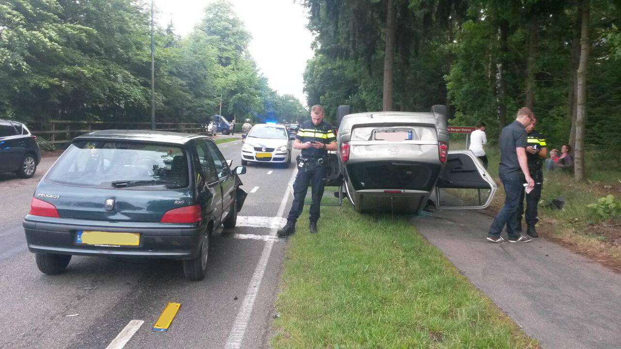 Een Belgische auto eindigde op zijn kop. (Foto: Rico Vogels/SQ Vision)