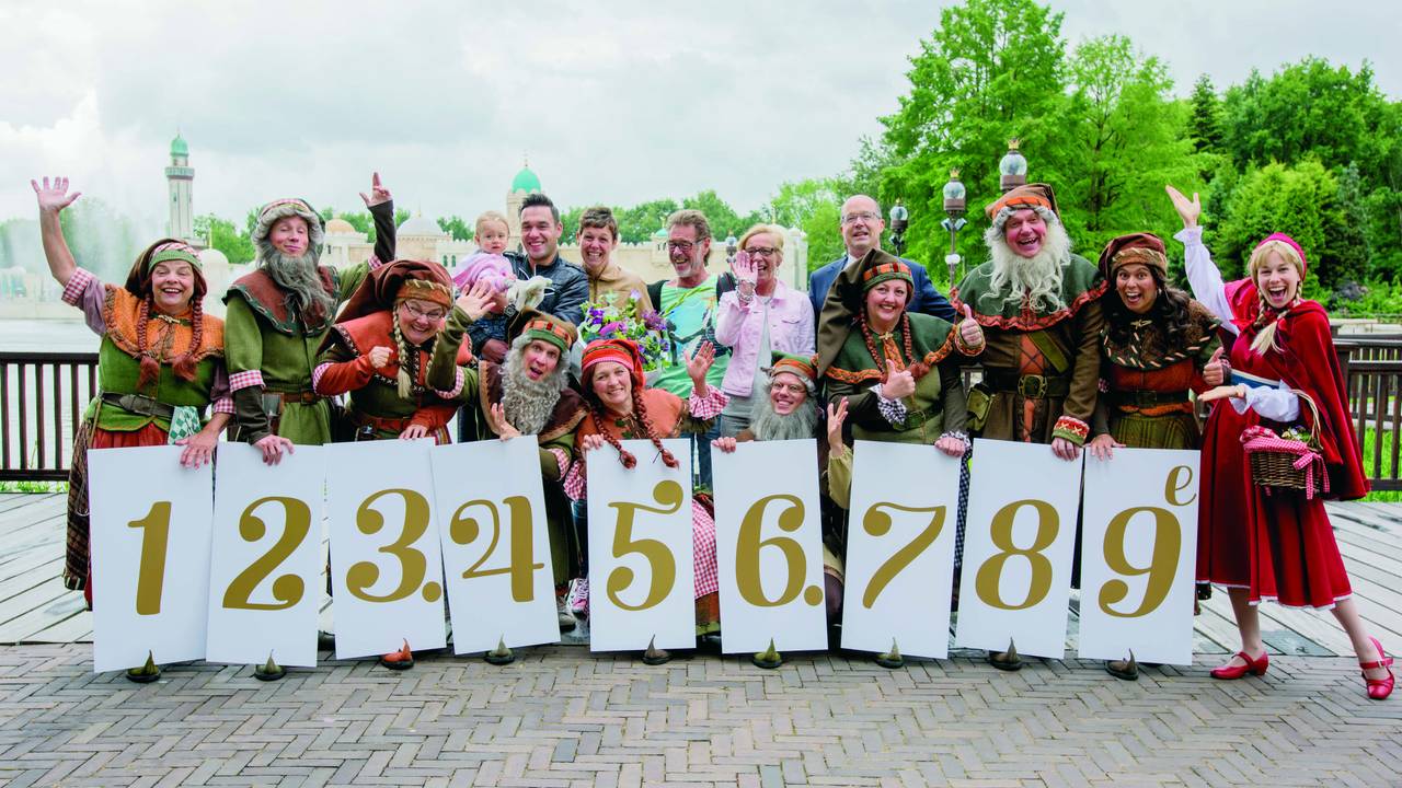 De 123.456.789ste bezoeker en haar familie werden in het zonnetje gezet. (foto: Efteling)