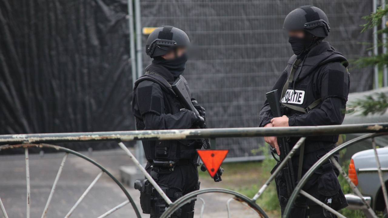 Zware bewaking bij de loods (foto: Jeroen Stuve)