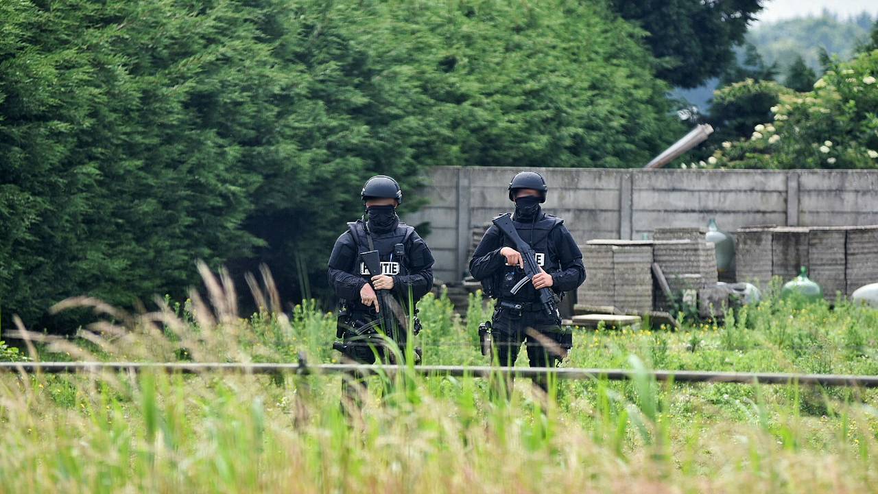 Zwaarbewapende agenten bij inval Hulten. (foto: Toby de Kort/De Kort Media)