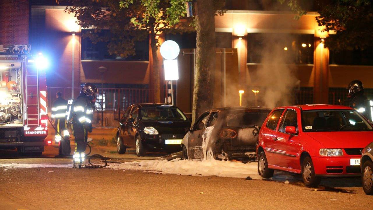 Auto brandt uit in Den Bosch (foto: Bart Meesters/Meesters Multimedia)