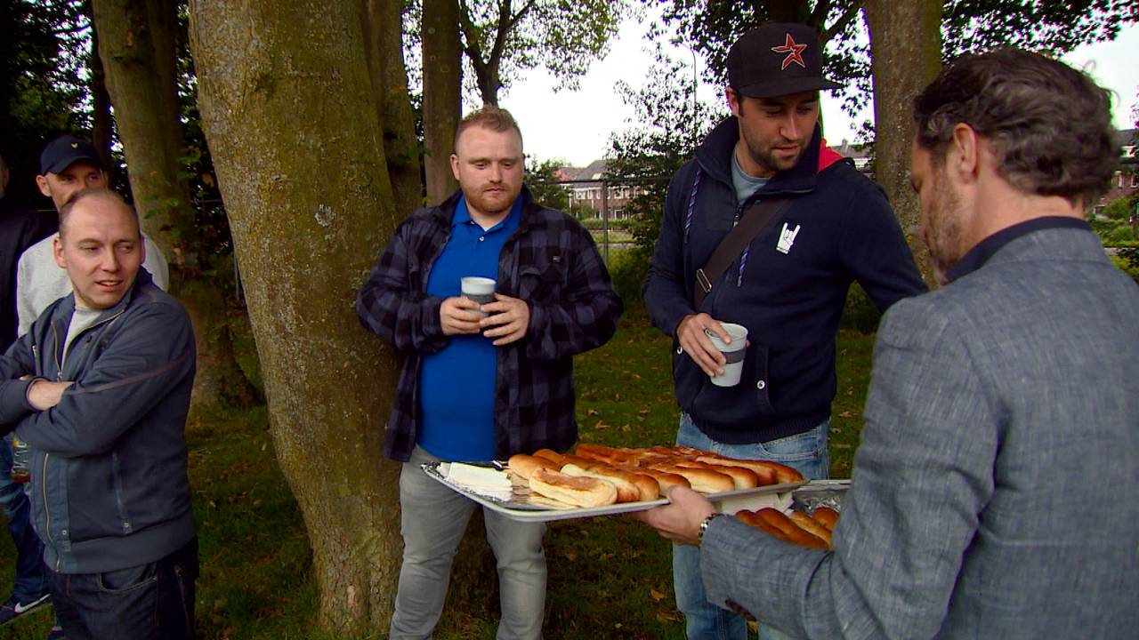 Willem II deelde worstenbroodjes uit aan de aanwezige fans.