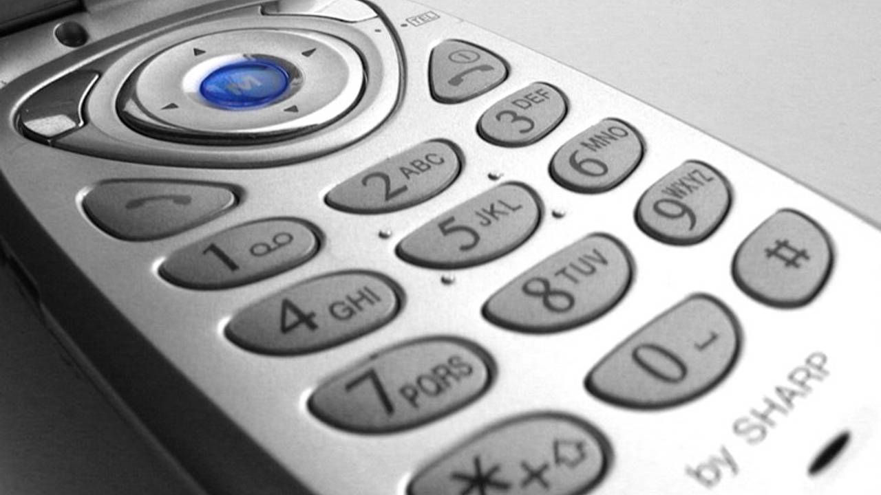 De jongeren moesten de nieuwe telefoons aan de bendeleden afgeven.