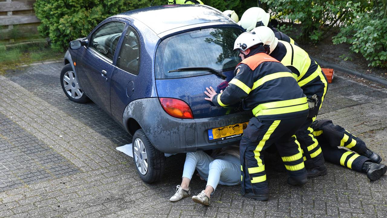 Het slachtoffer kwam onder de auto terecht (foto: Toby de Kort).
