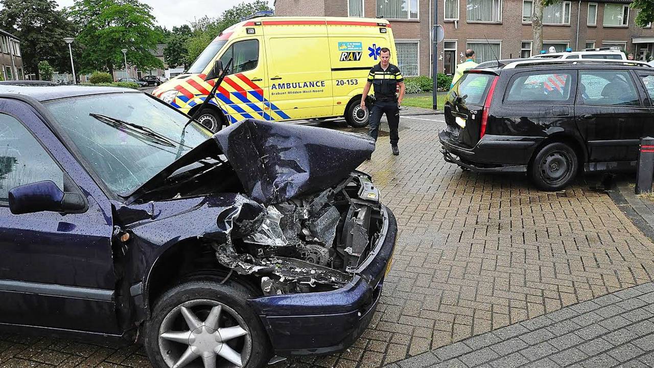 De auto's raakten flink beschadigd. (foto: FPMB/Marvin Doreleijers)