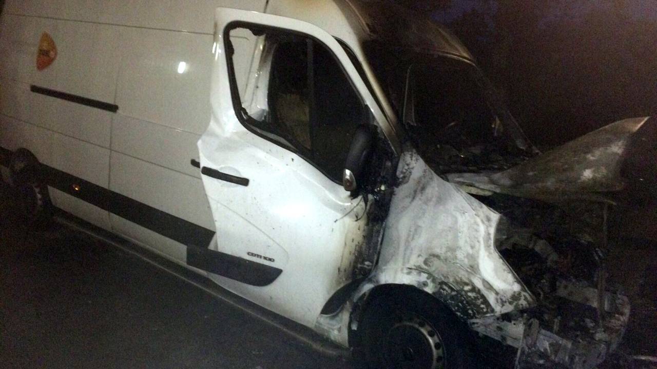De bus raakte zwaar beschadigd. (Foto: Danny van der Schoot)