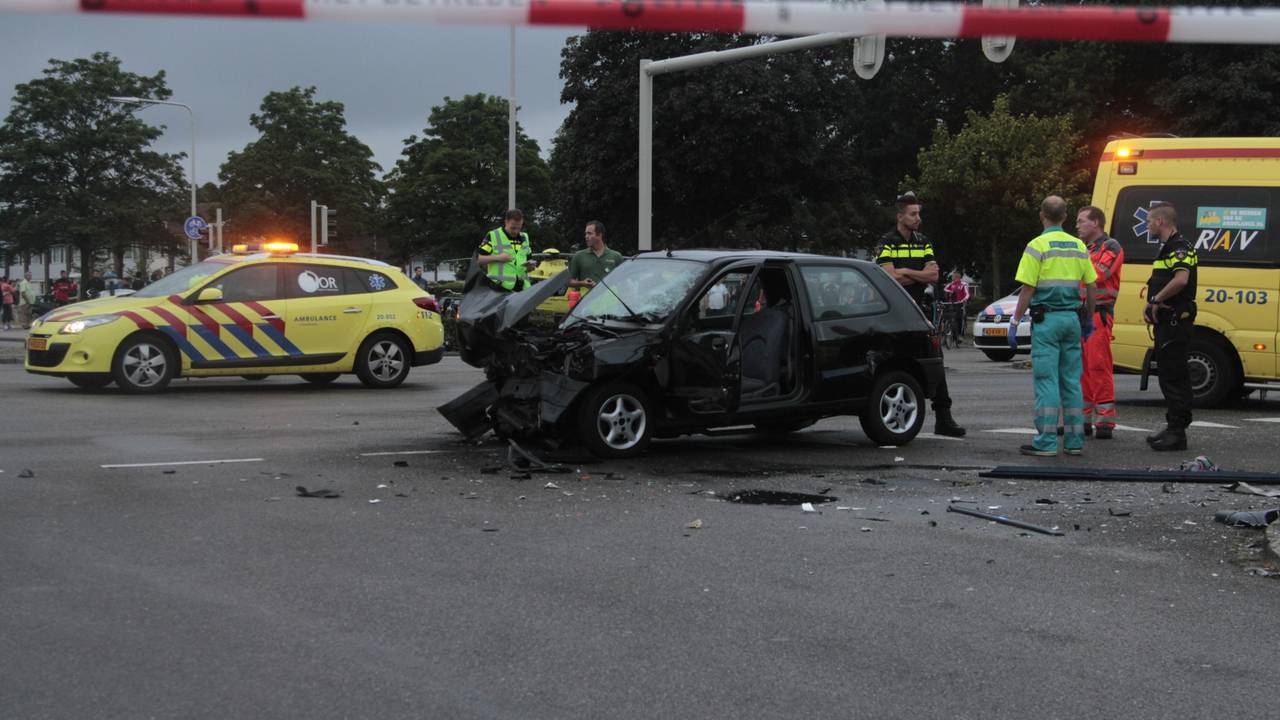 Twee auto's botsten frontaal in Bergen op Zoom (foto: Alexander Vingerhoeds/Obscura Foto).