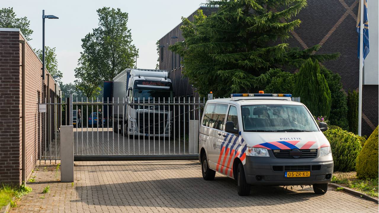 De vrachtwagen werd naar het politiebureau in Asten gebracht. (Foto: Bram van Oosterhout/Gwingo Medi