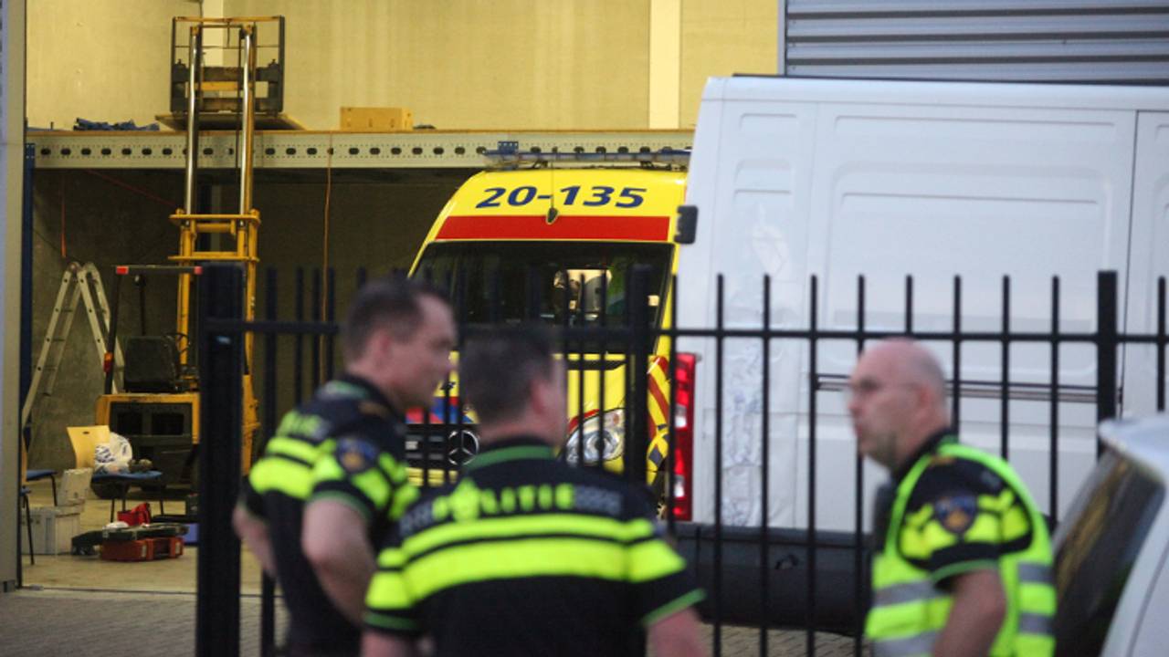 Man gewond na val. (foto: Jeroen Stuve / Stuve Fotografie)