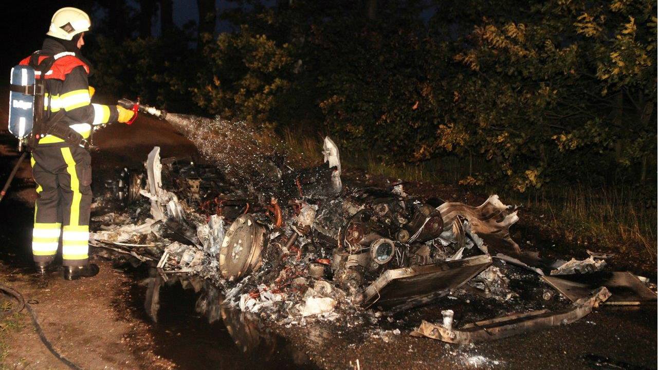 Van de auto bleef niets over (Foto: Bart Meesters/Meesters Multi Media).