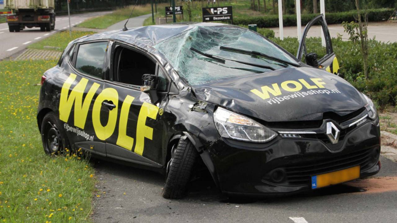 De gehavende lesauto (foto: Harrie Grijseels / SQ Vision)