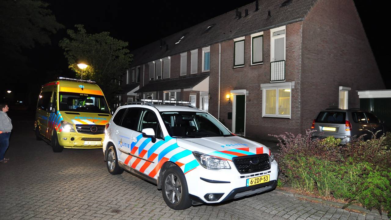 Politie doet onderzoek bij huis Waalwijk (foto: FPMB/Marvin Doreleijers).