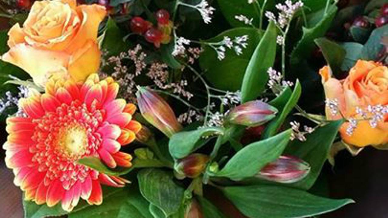 Een bos bloemen voor de lichtgewonde agent. (Foto: politie Helmond / Facebook)