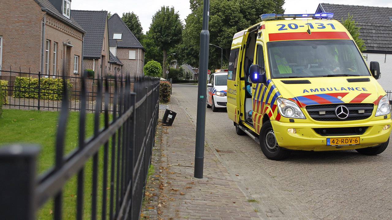 De wielrenner kwam bij zijn val op het hek terecht.