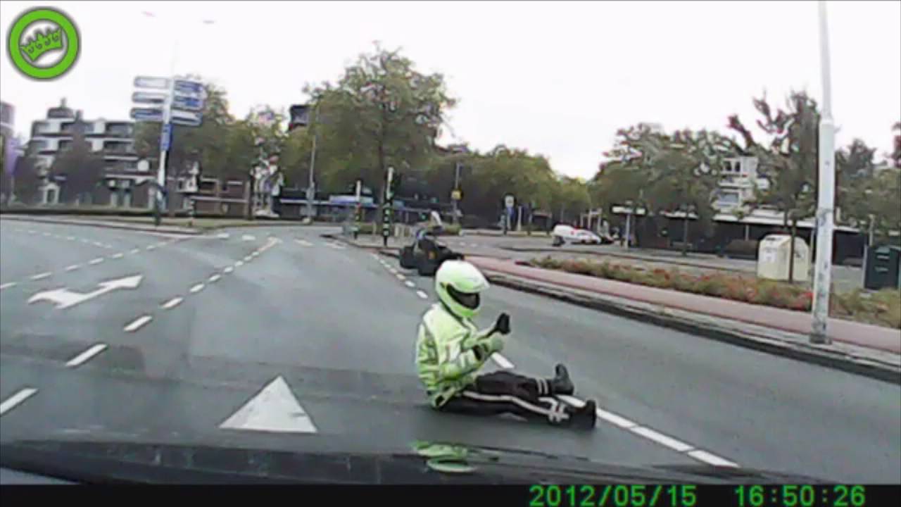 De motorrijder op het asfalt. (Beeld: Dumpert)