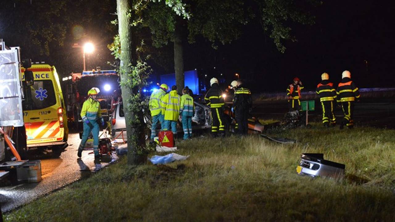 Bij het ongeluk kwamen twee inzittenden om het leven, een persoon raakte zwaargewond.