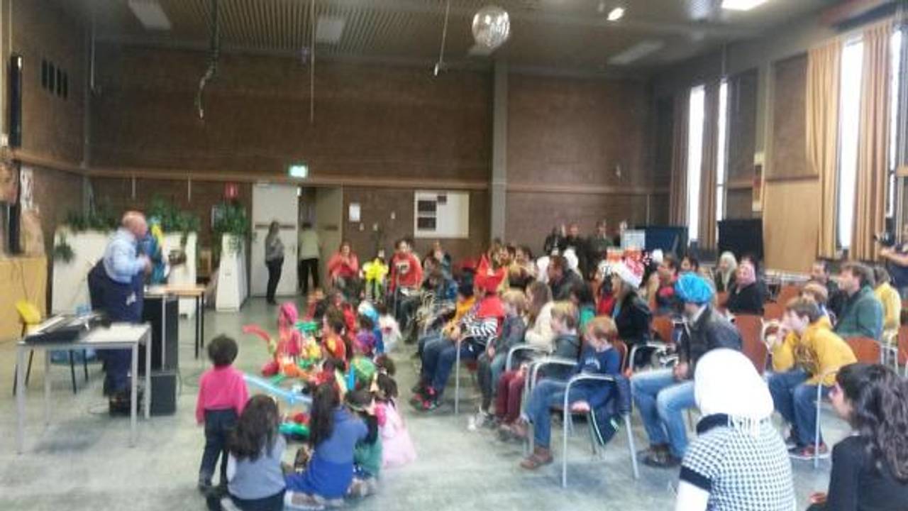 Met sinterklaas werd er nog speelgoed ingezameld voor het AZC. (Foto: Jos Verkuilen)