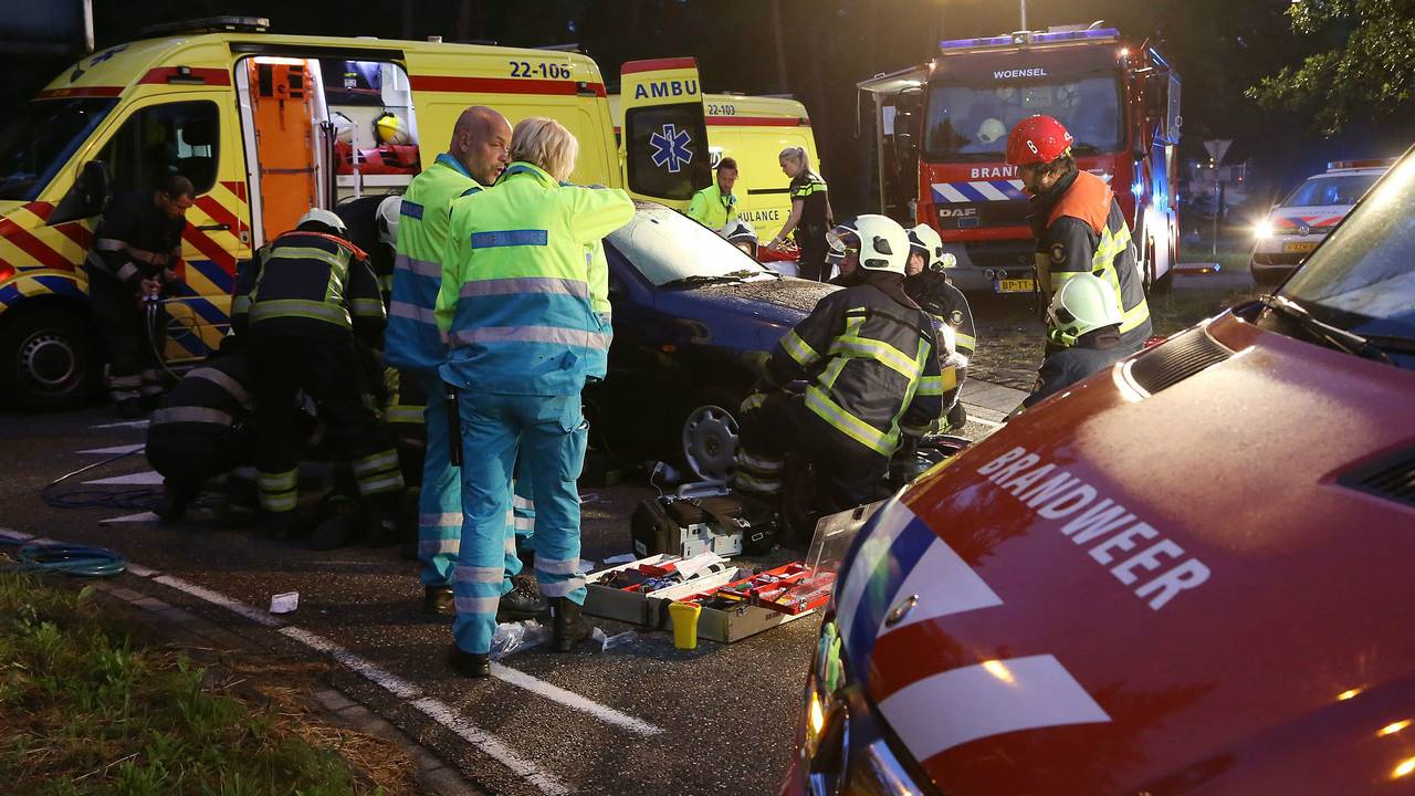 Bromfietser bekneld onder auto in Son (Foto: Gabor Heeres / SQ Vision).