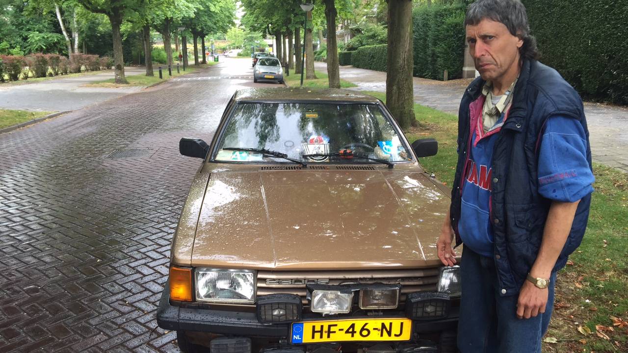 Johan van Buul bij zijn auto in Geldrop. (Foto: archief)