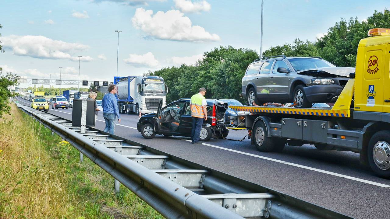 De ravage wordt opgeruimd na het ongeluk bij Tilburg. Foto Toby de Kort/De Kort Media 