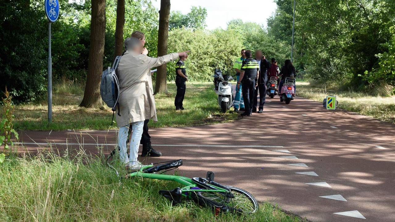 Een agent krijgt tekst en uitleg. (Foto: Tom van der Put/MaRicMedia)