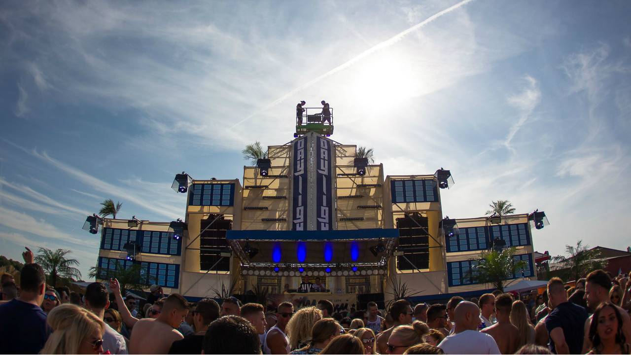 Daylight op Breda International Airport (foto: Marcel van Dorst / SQ Vision)