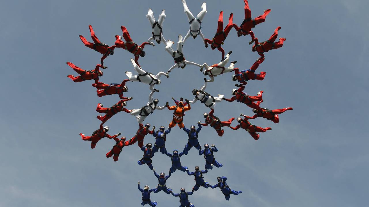 De vrouwen formeerden een windmolen. (foto: Henny Wiggers)