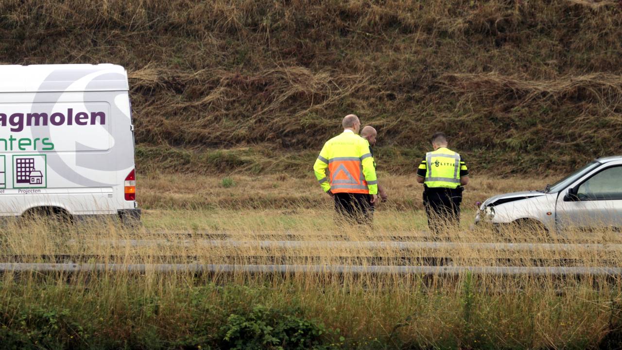 Hulpverleners aan de slag op de A58. Foto: Alexander Vingerhoeds/Obscura Foto