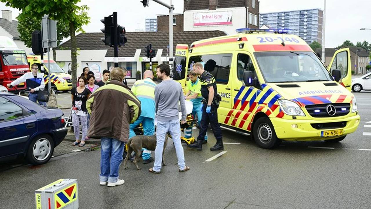 De fietsster raakte zwaargewond (Foto: Jules Vorselaars / JV Media)