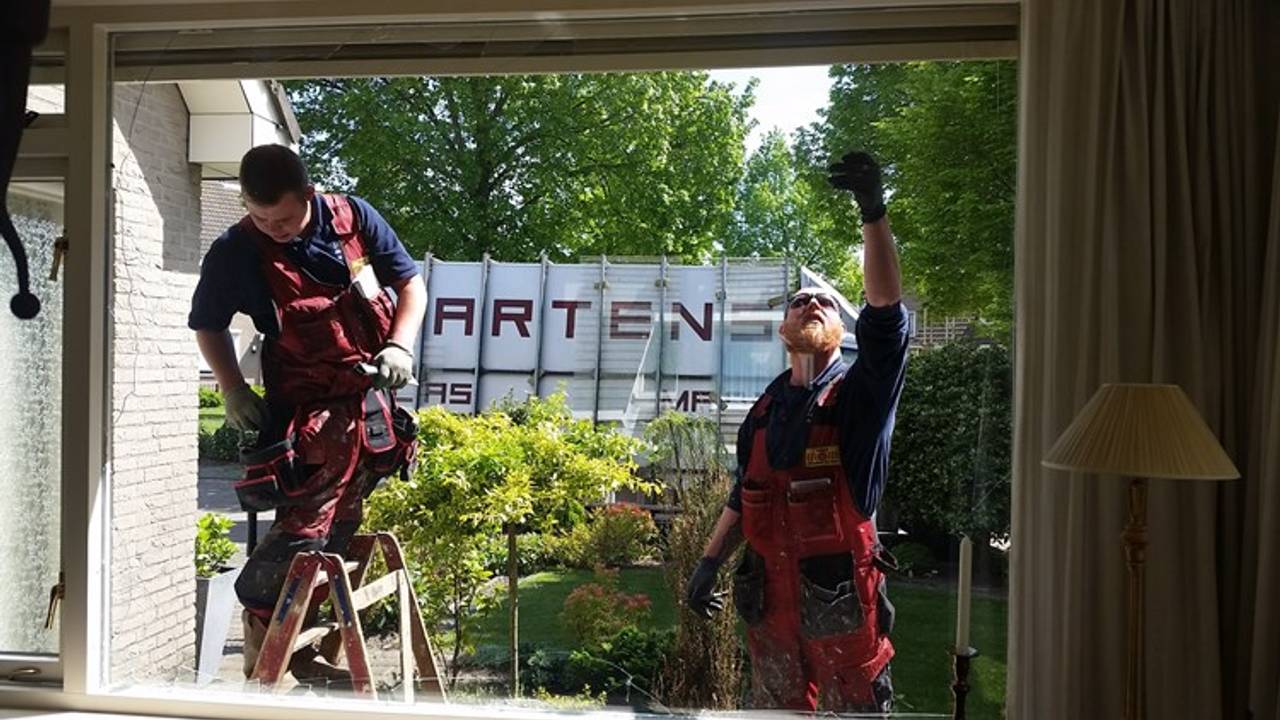 In de wijk Tolberg werden meerdere ruiten doorgegooid