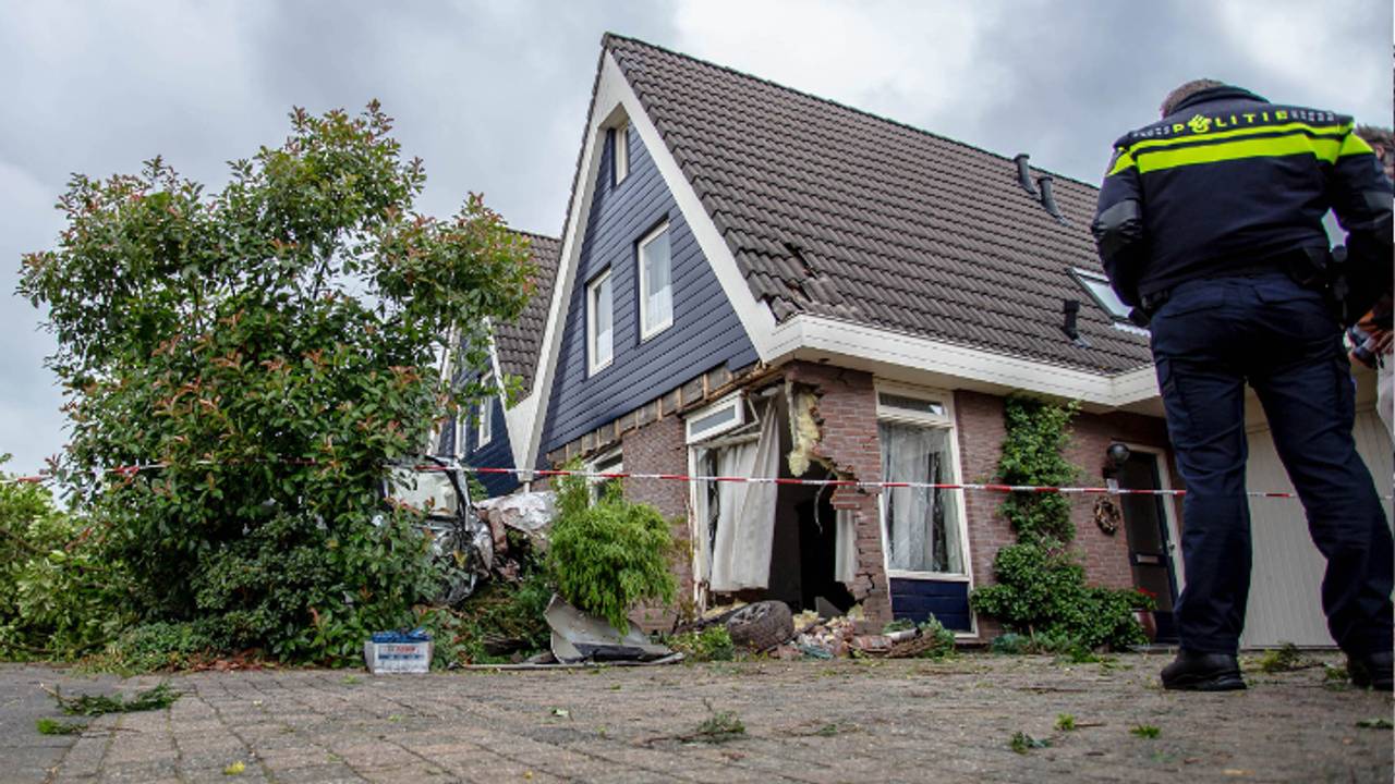 Gevel die de auto raakte (foto: Rob Engelaar / NoRegular FX)