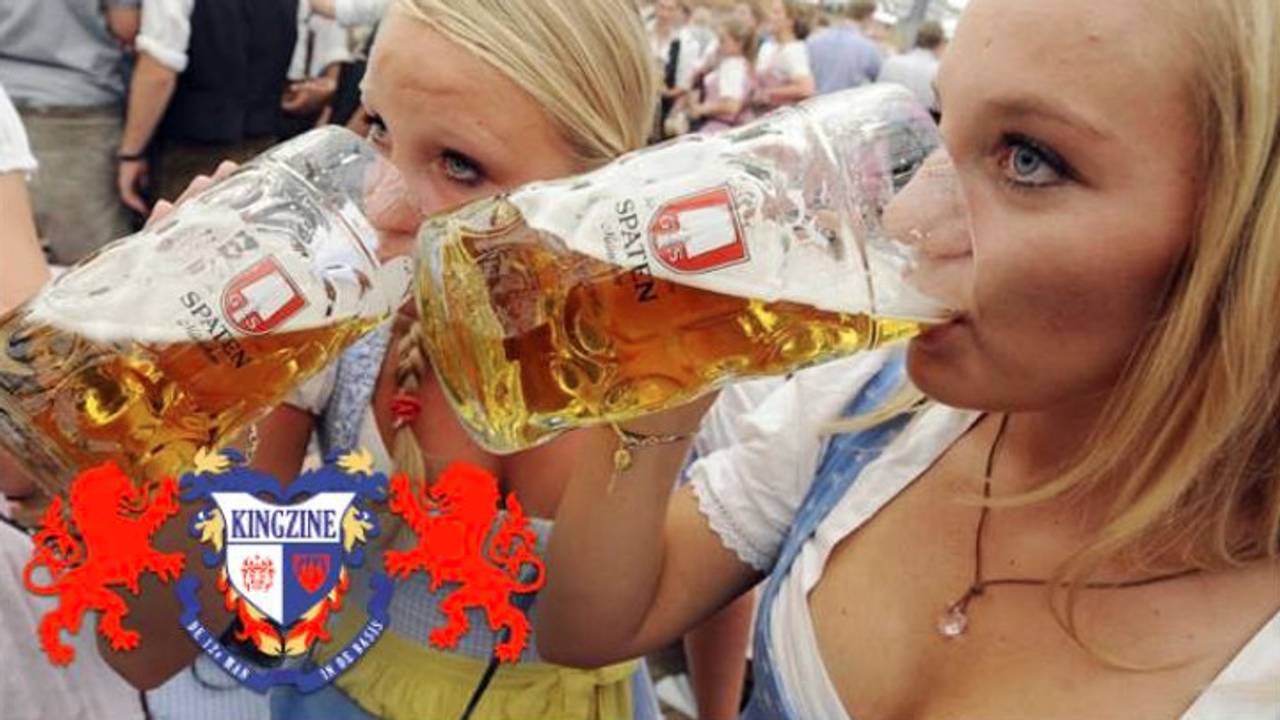 Biertje doen op de Korte Heuvel. (foto: Wedstrijd afgelast? Borrelen! / Facebook)