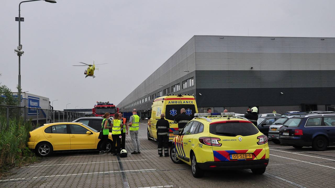 Vrouw onder stroom bij Syncreon. (foto: FPMB/Marvin Doreleijers)