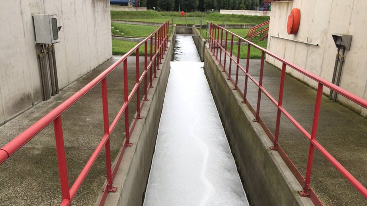 Schuim op het water in Aarle-Rixtel.