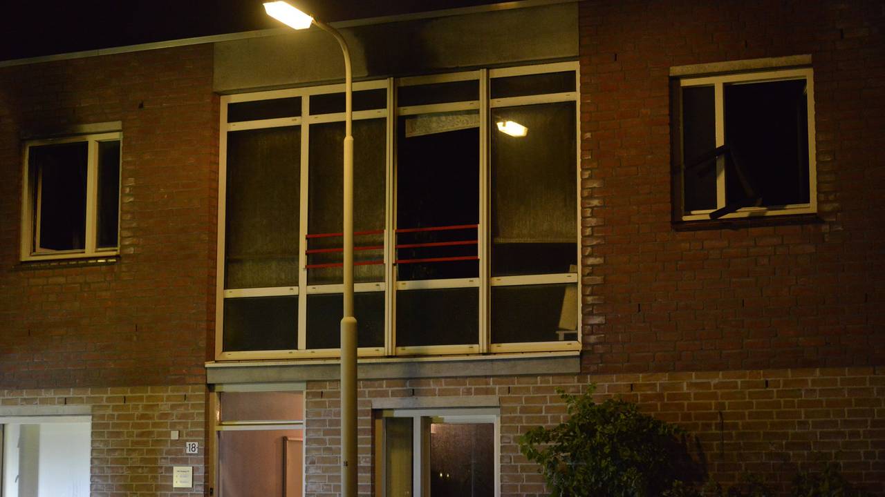 De vlammen sloegen uit het raam. (Foto: Perry Roovers/SQ Vision)