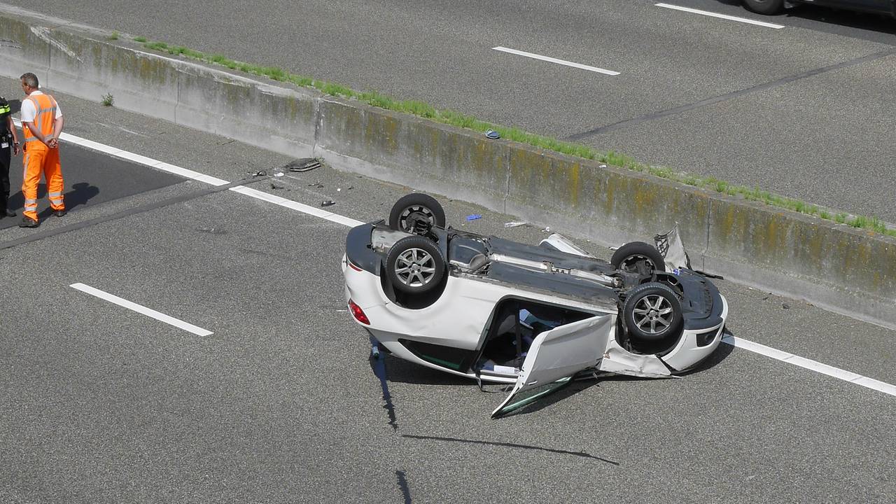 Een van de auto's kwam op zijn kop terecht. (Foto: Perry Roovers / SQ Vision)