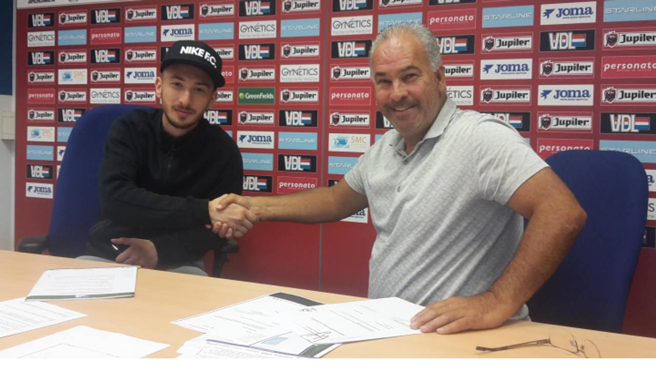 Anil Koç bij ondertekening contract. (foto: FCEindhoven / Twitter)
