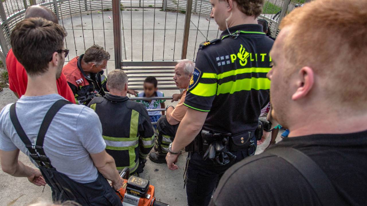 Kind zit vast (foto: Rob Engelaar / Infocus Media)