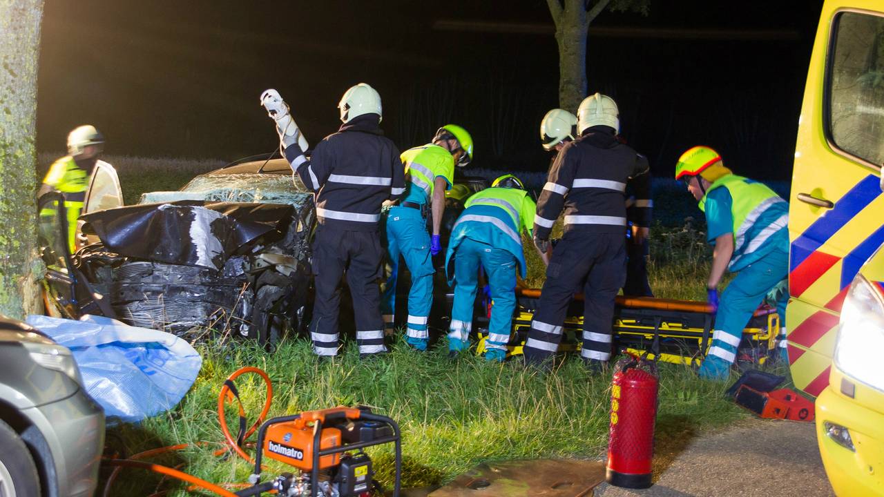 De bestuurder raakte zwaargewond. (foto: Marcel van Dorst/SQ Vision)