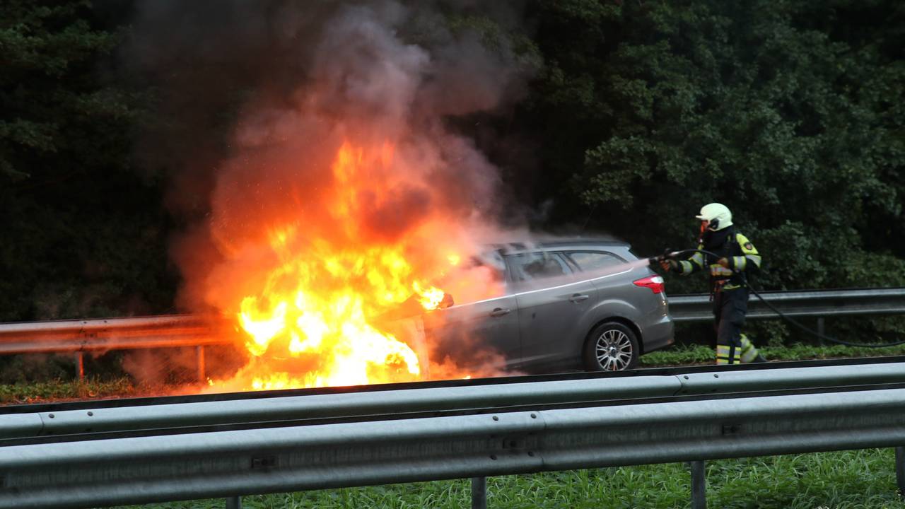 Auto uitgebrand op A27 Oosterhout. (foto: Mathijs Bertens/Stuve Fotografie)