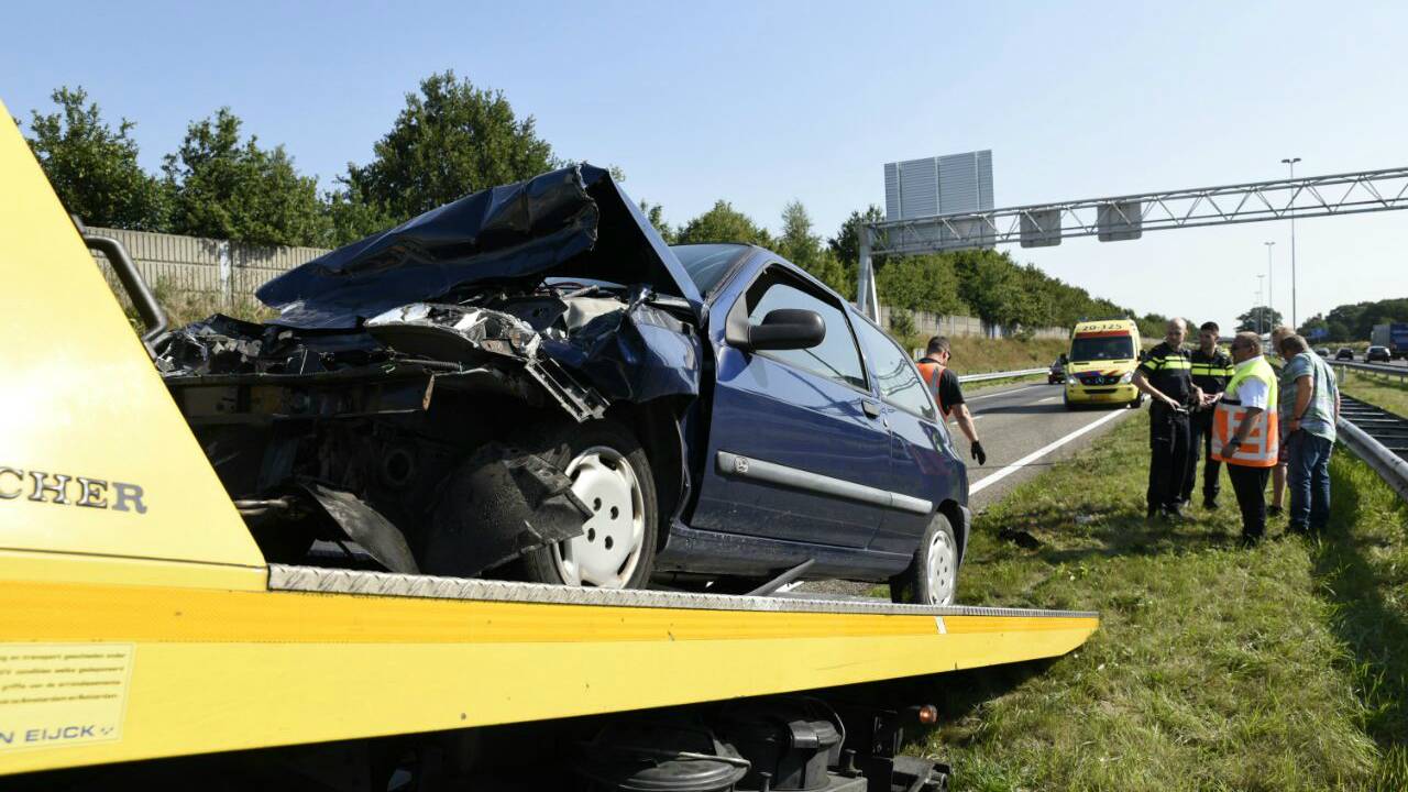 Gewonde bij ongeval op snelweg A58. (foto: Tom van der Put/SQ Vision)