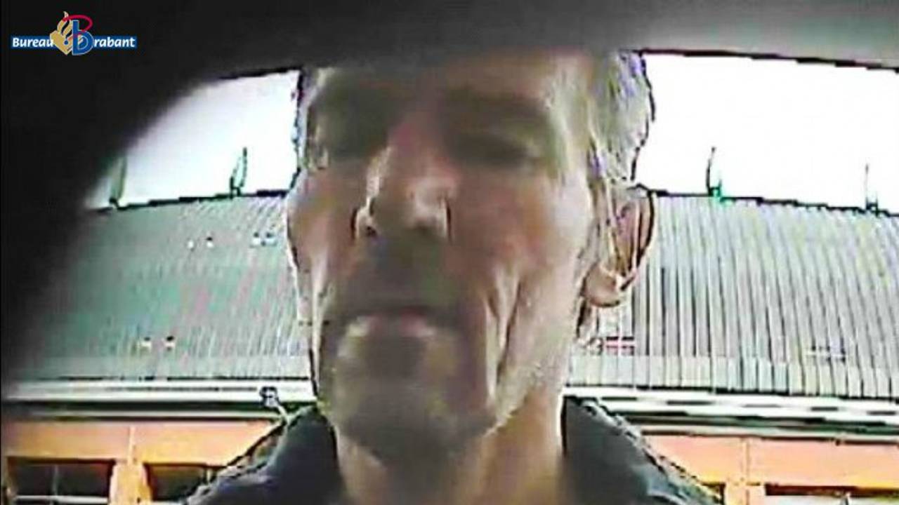 Deze man gedroeg zich verdacht bij de automaat. (foto: Bureau Brabant)