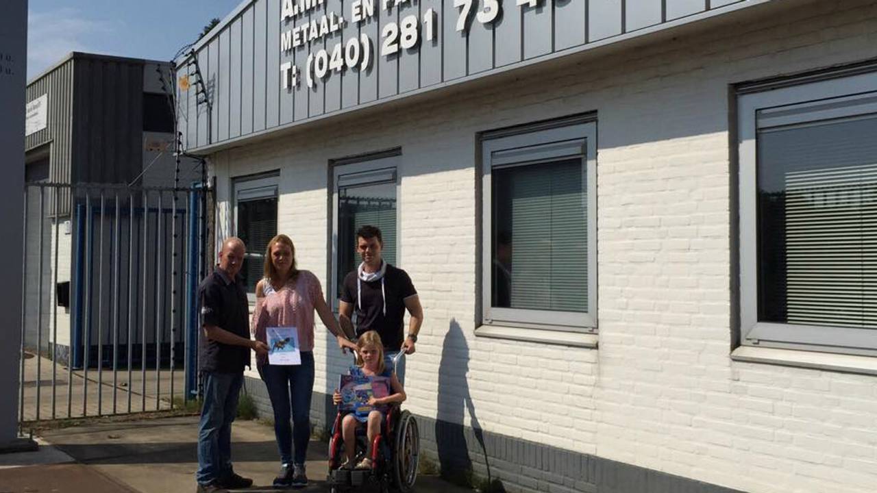 Marcel van de Mortel overhandigt envelop om droomwens van Romy te verwezenlijken