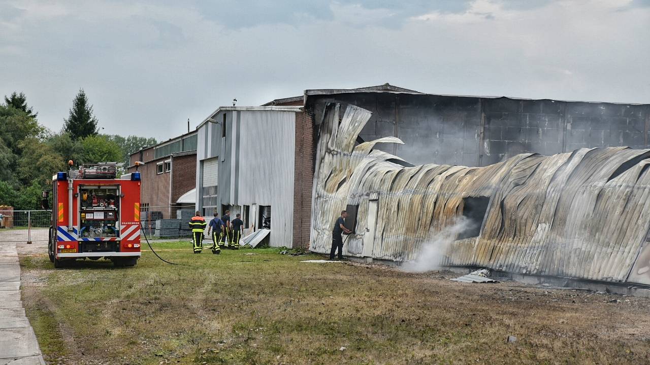 De brand laaide weer op. (Foto: Toby de Kort)