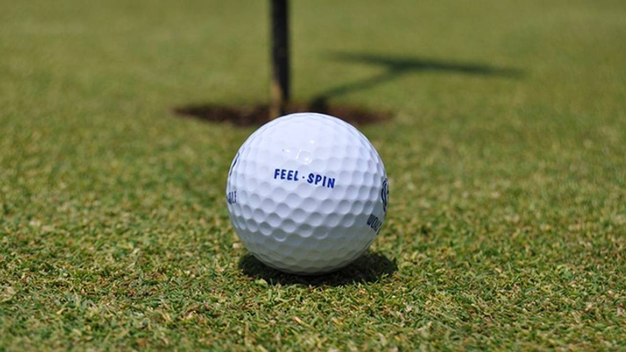 De man liep rond op de baan bij hole one