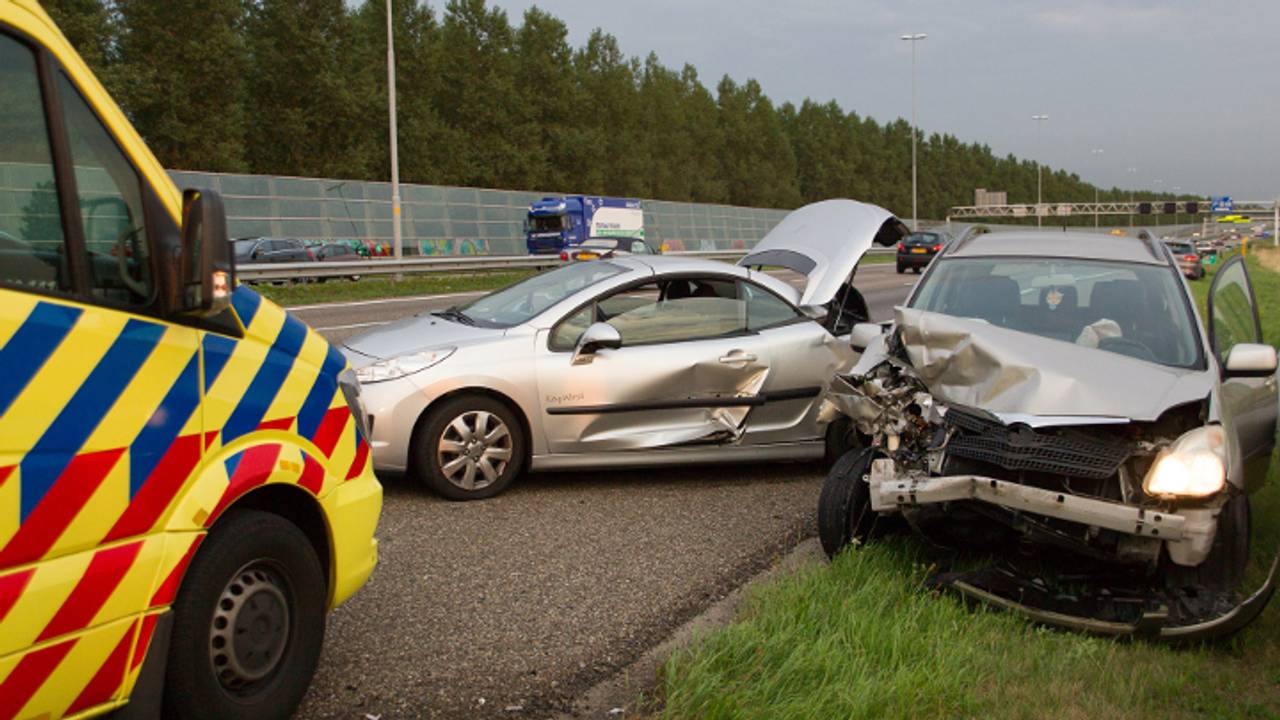 Botsing op de A16 (foto: Marcel van Dorst / SQ Vision)