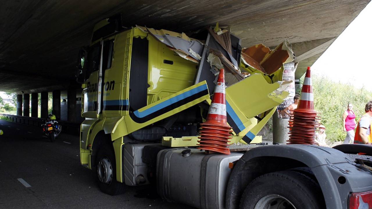 Vrachtwagen vast onder viaduct (foto: Marcel van Dorst / SQ Vision)